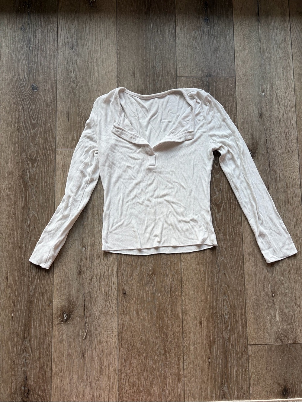 Women's Long-Sleeve V-Neck Tee in White sz. S